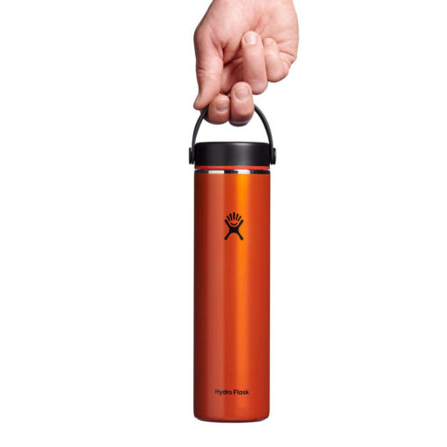 En person håller Hydro Flask Lightweight Wide Mouth Trail Series 24oz / 709 ml