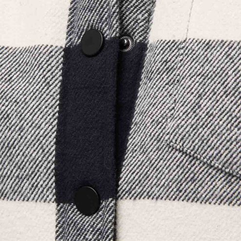 Närbild på knapparna på Women's Project Lined Flannel Shirt
