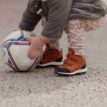 Kavat Iggesund WP Maple på ett barn som plockar upp en boll