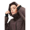 Röhnisch Suri Jacket vädertålig jacka (dam) på en modell som har luvan uppe och håller i den med båda händerna