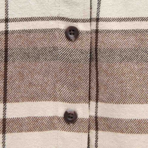 Närbild på knappar av flannelskjortan i färgen Chalk Pink-Walnut Plaid (9520)