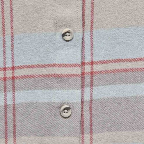 Närbild på knappar av flannelskjortan i färgenPewter-Belay Blue Plaid (9550)