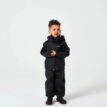 En liten pojke har på sig Tretorn Kids Packable rainset i jet black