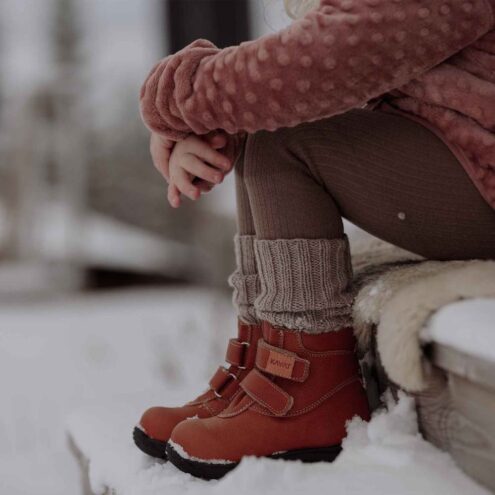 Barn som bär Kavat Yxhult 2.0 EP i snön