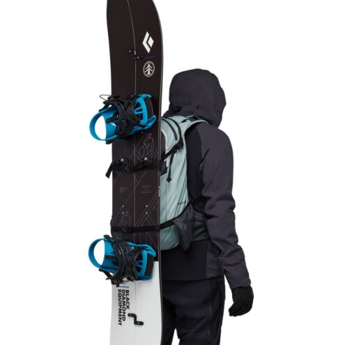 En person har en snowboard på Black Diamond Dawn Patrol 32L ryggsäck