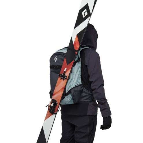 Ett par skidor på Black Diamond Dawn Patrol 32L ryggsäck som bärs av en modell