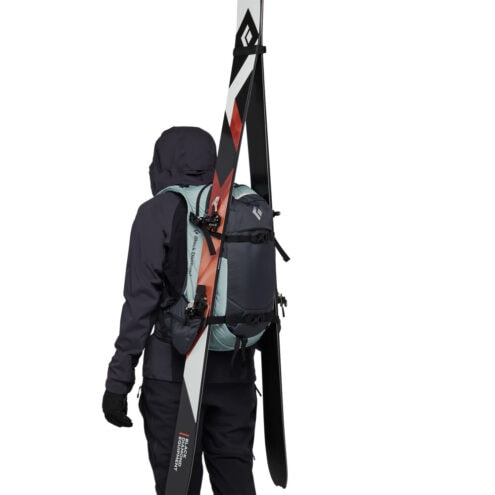 En person som bär Black Diamond Dawn Patrol 32L ryggsäck med fastspända skidor
