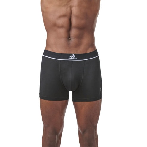 Svarta Adidas Trunk 3-pack boxers (herr) på en modell framifrån