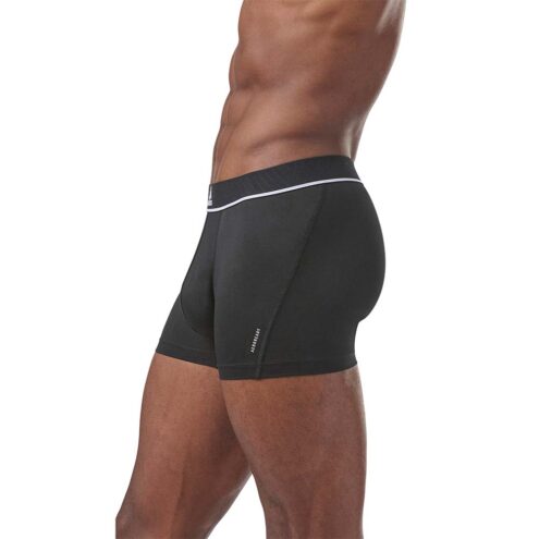 En modell som står i profil i svarta Adidas Trunk 3-pack boxers (herr)