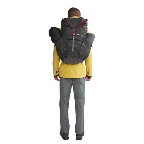 Man som bär Klättermusen Brimer lätt vandringsryggsäck 24L med utrustning
