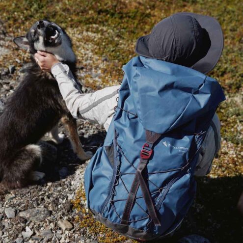 En mode3ll bär Klättermusen Brimer Backpack 32L (unisex)