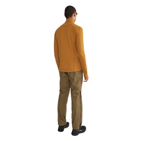 Klättermusen Huge Half Zip Sweater tröja baksidan visas upp av modell