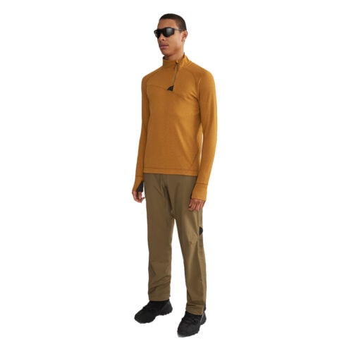 Klättermusen Huge Half Zip Sweater tröja som bärs av modell
