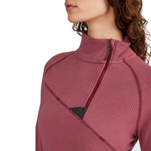 Närbild på Kvinna som bär Klättermusen Huge Half Zip Sweater tröja med halv dragkedja