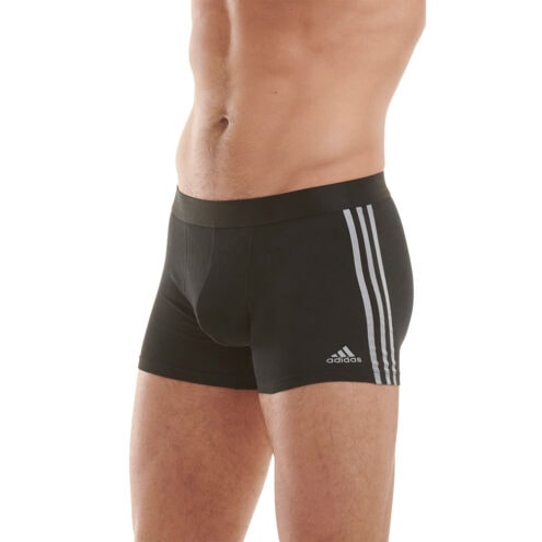 En modell bär Adidas Trunk 3-pack boxers (herr)