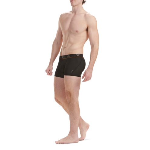 Ett par Adidas Trunk 2-pack boxers (herr) på en modell som står upp