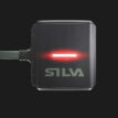 Batteri som lyser rött med mörk bakrund av Silva Trail Runner Free 2 Ultra pannlampa