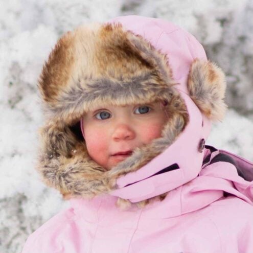 Isbjörn of sweden SQUIRREL Winter Cap i rosa på en modell-barn