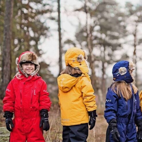 Isbjörn of sweden SQUIRREL Winter Cap på tre barn i skogen
