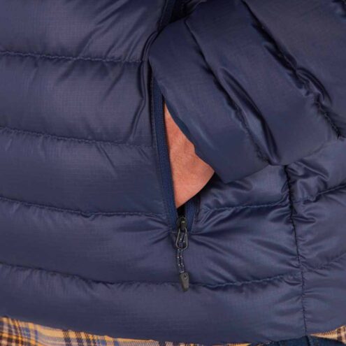 En ficka på Marmot Highlander jacket (herr) med en hand i