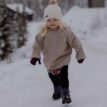 Kavat Yxhult 2.0 XC vinterkänga (barn) på ett barn som leker i snön