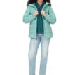 En snygg Marmot Slingshot Jacket skidjacka (dam) bärs av en modell