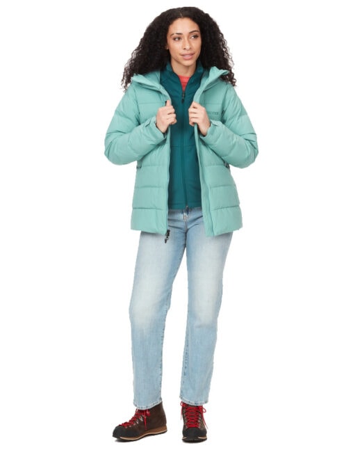 En snygg Marmot Slingshot Jacket skidjacka (dam) bärs av en modell