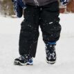 Ecco Snow Mountain Mid 25 GTX vinterkängor (barn) på en pojke som går i snön