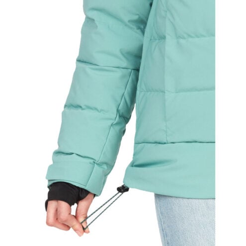 En modell använder dragskon på Marmot Slingshot Jacket skidjacka (dam)