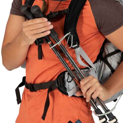 En modell som bär Osprey Tempest 24 dam – lätt ryggsäck med stavar