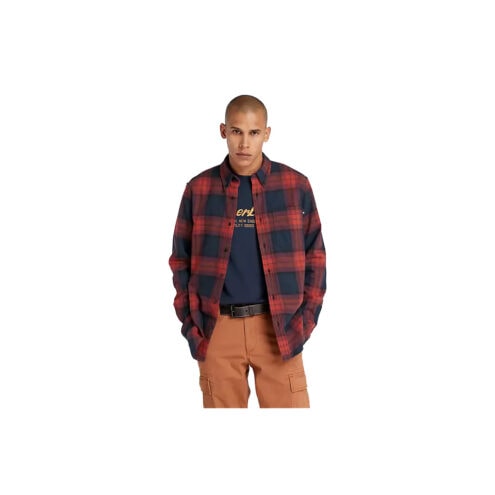 En praktisk och skön Timberland Heavy flannel plaid skjorta (herr) på en modell som inte använder knäppningen