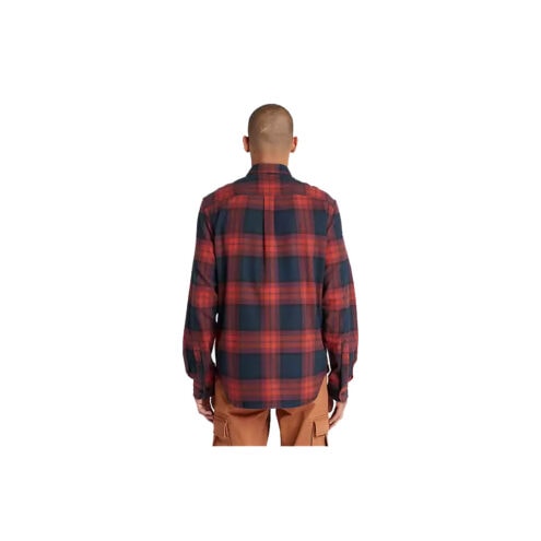 Baksida på den En praktisk och skön Timberland Heavy flannel plaid skjorta (herr) på en modell