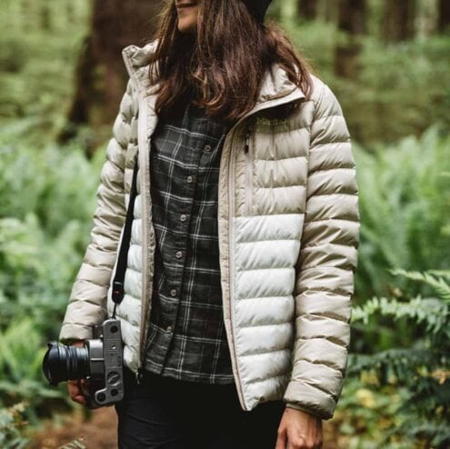Marmot Highlander Jacket dunjacka (dam) på en modell ute i skogen