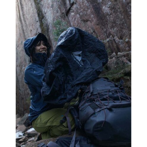 Miljöbild med Klättermusen Gjöll Rain Cover regnskydd till ryggsäck