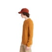 Timberland Phillips Brook lambswool cablecrew sweatshirt (herr) på en modell som står med sidan mot kameran