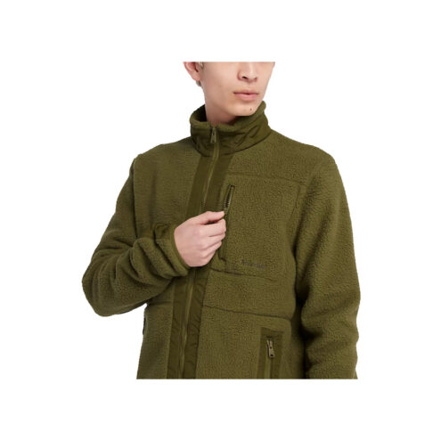 En modell använder den praktiska dragkedjan på Timberland High-Pile Fleece jacka (herr)