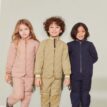 Tre barnmodeller som bär varsitt Molo Hatton termoset (barn/junior)