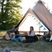 Ett snyggt och praktiskt Easy Camp Moonlight Bell tipitält för 7 personer i en lifestyle bild