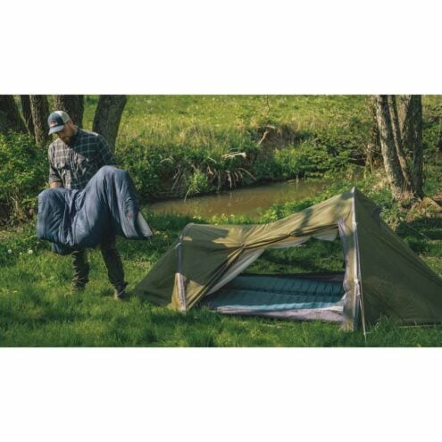 En man sätter upp Ett hållbart och exlusivt Robens Challanger 3XE tält för 3 personer