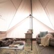 Insida av otroligt rymliga med lågviktiga Easy Camp Moonlight Cabin tält för 10 personer i bruk