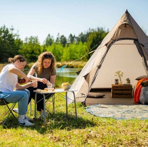 En lifestylebild till Rymligt och glampinganpassade Easy Camp Moonlight Spire Tipi-tält för 4 personer