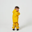 Baksidan av En klassisk och snygg Kids Wings Raincoat regnjacka (barn) på en pojke
