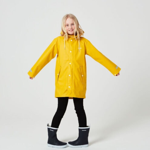 En flicka bär den gula En klassisk och praktisk Tretorn Wings Jr Rainjacket regnjacka (barn/junior)