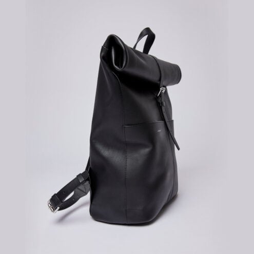 Sidovy av En Sandqvist Antonia Leather 15L i högkvalitivt läder med snygga detaljer