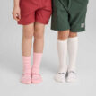 Två barn har på sig dem otroligt praktiska och skyddande Reima Anti-Bite Socks Insect strumpor (barn)