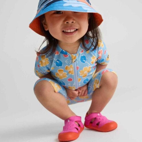 En vattentålig Reima Sandals Koralli sandaler (barn) som är lätt att ta av och på på en barnmodell