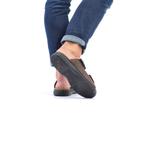 En lätt och luftig Rieker 25590-25 sandaler (herr) på en modell