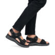 bekväma Rieker 26951-00 sandaler (herr) på en modell