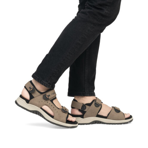 En modell bär bekväma och praktiska Rieker 26951-25 sandaler (herr)