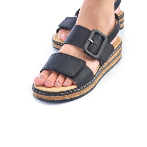 snygga och stilrena Rieker 62950-00 sandaler med kilklack (dam) på en modell